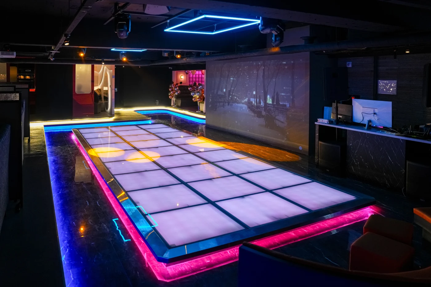 LED 무대와 주변 좌석 — 실제 매장 사진